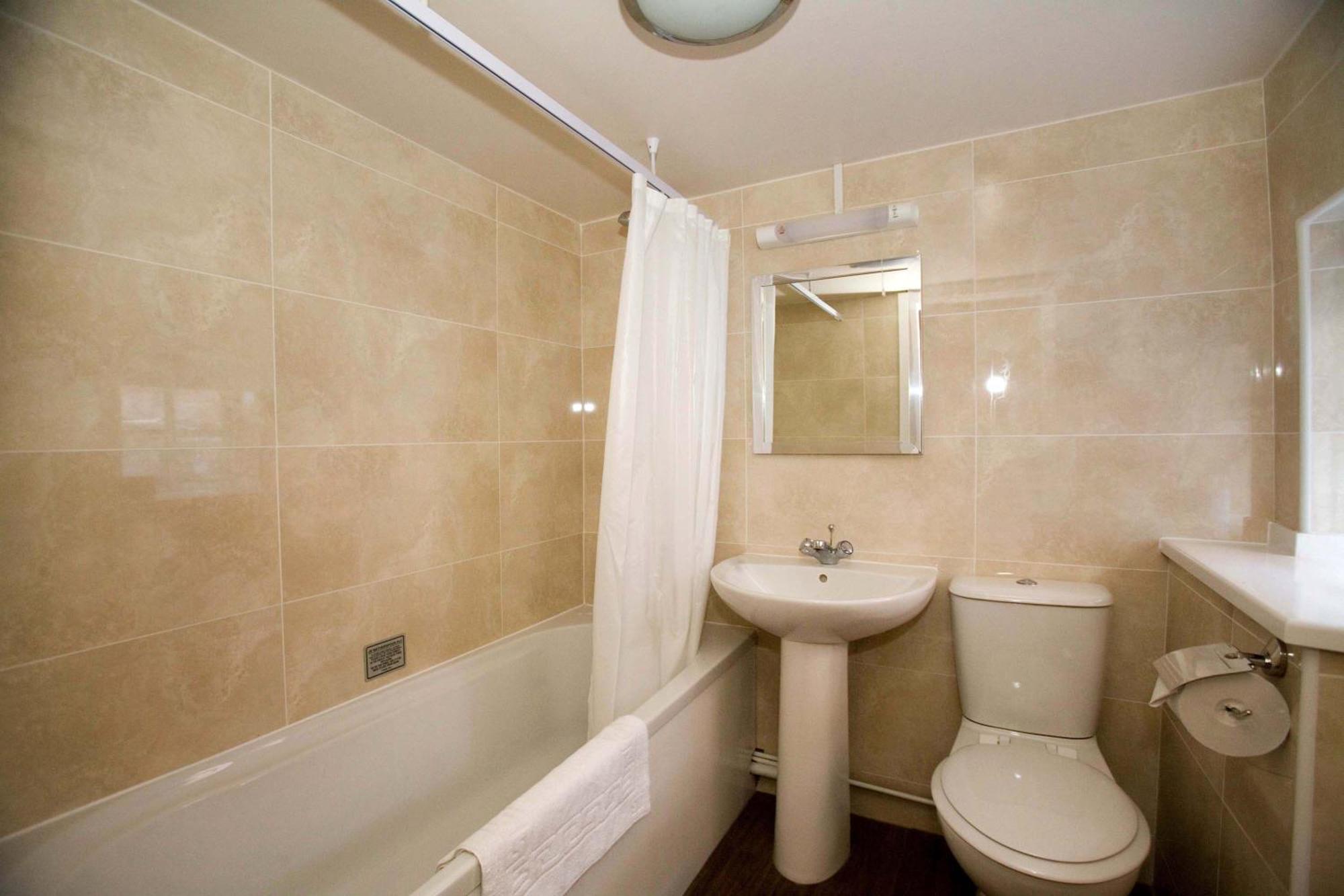 The Three Tuns Hotel Wetherspoon Thirsk Dış mekan fotoğraf
