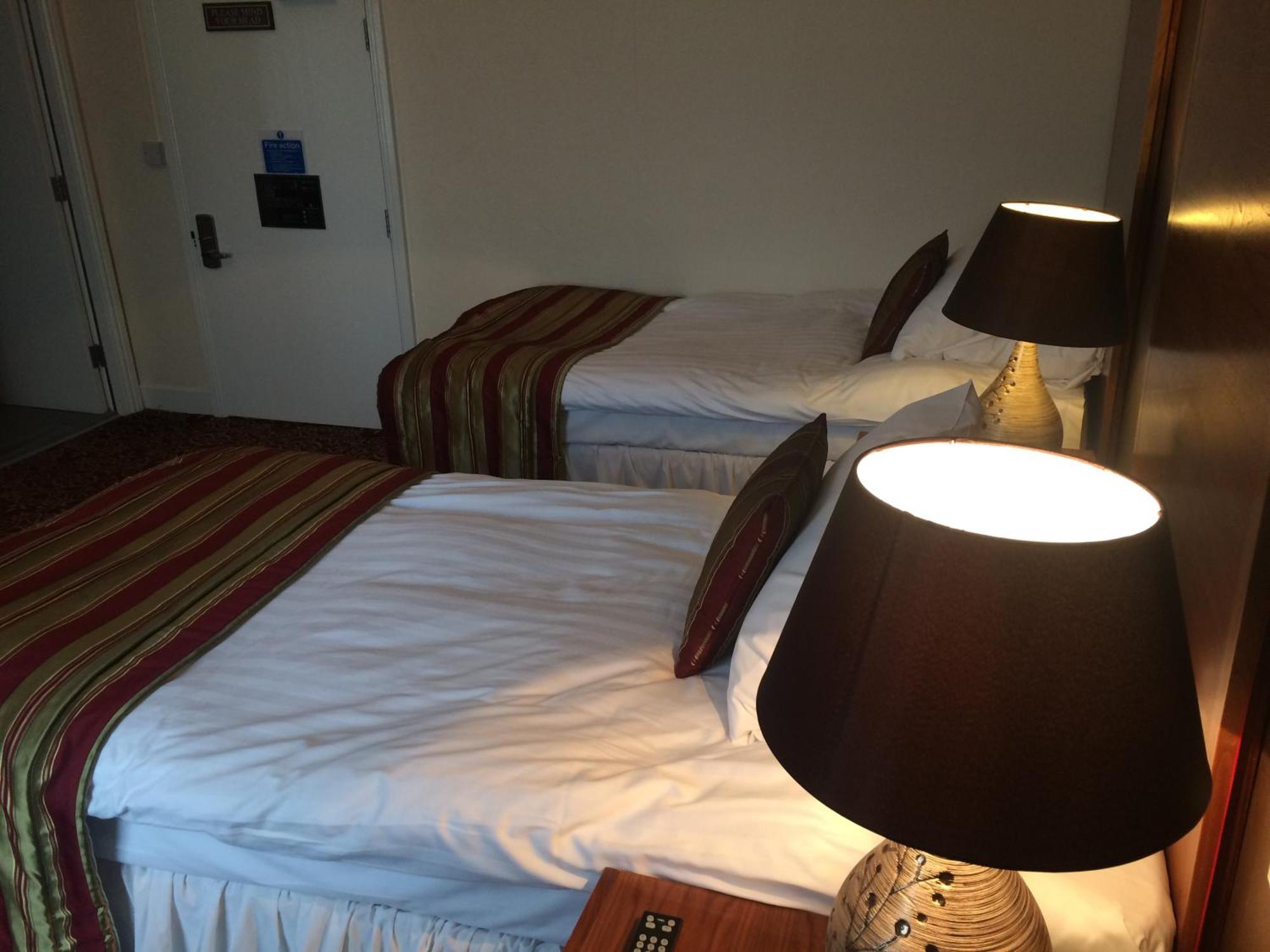 The Three Tuns Hotel Wetherspoon Thirsk Oda fotoğraf