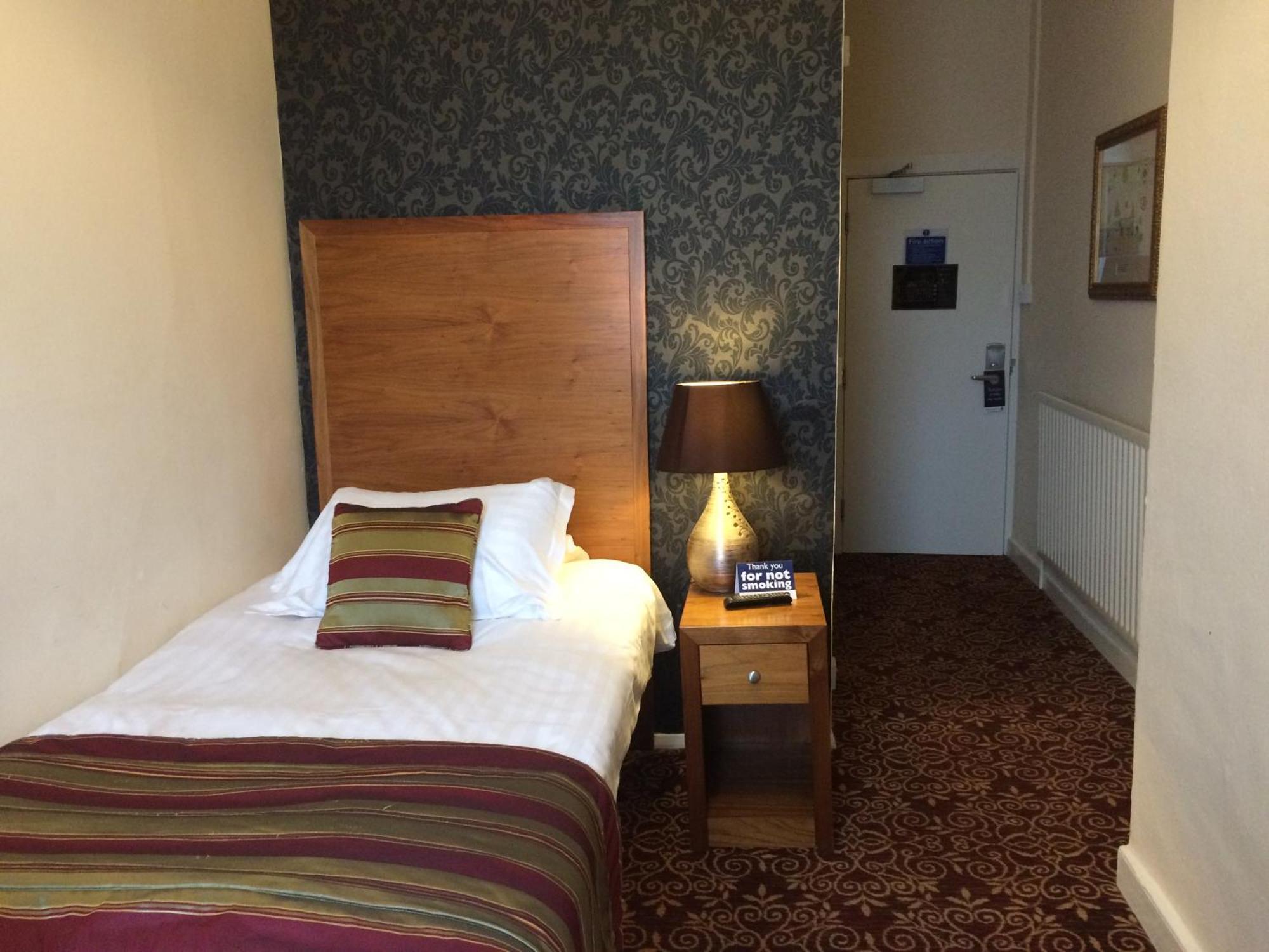The Three Tuns Hotel Wetherspoon Thirsk Oda fotoğraf