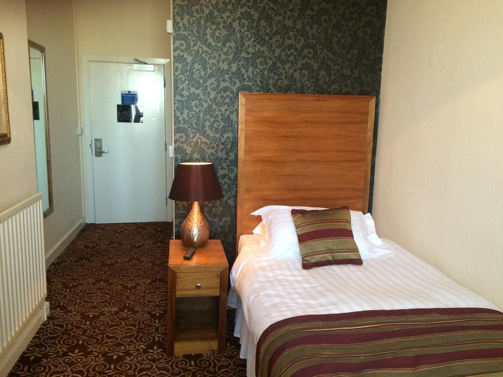 The Three Tuns Hotel Wetherspoon Thirsk Oda fotoğraf