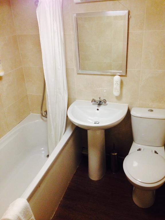The Three Tuns Hotel Wetherspoon Thirsk Oda fotoğraf